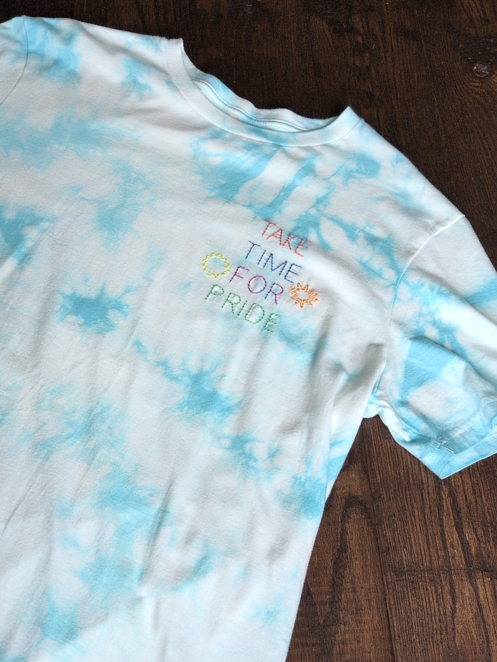 AMERICAN EAGLE OUTFITTERS I Light Blue Tie Dye Embroidered Pride Graphic T-Shirt
